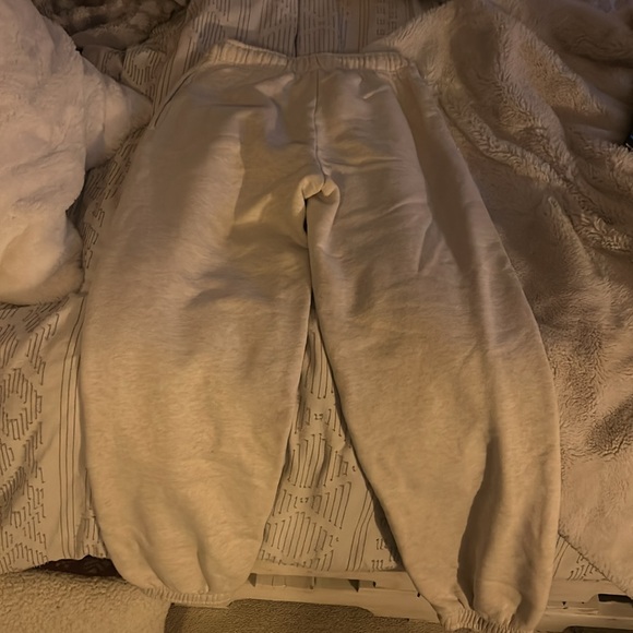 Aritzia TNA sweat fleece,cozy fleece mega fit,in size 2 extra small,never worn - Picture 4 of 5